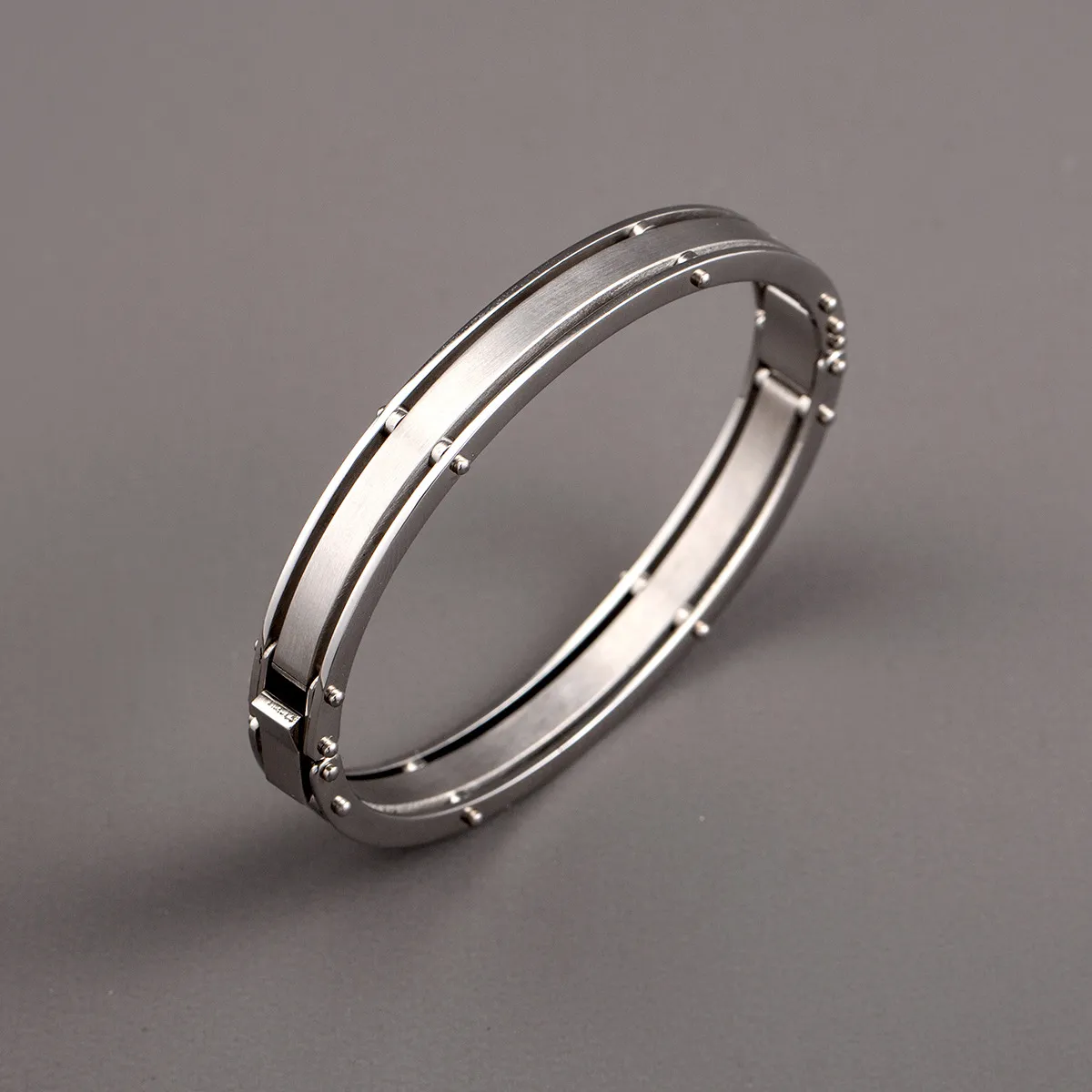 Oval Geometric Clasp Bangle